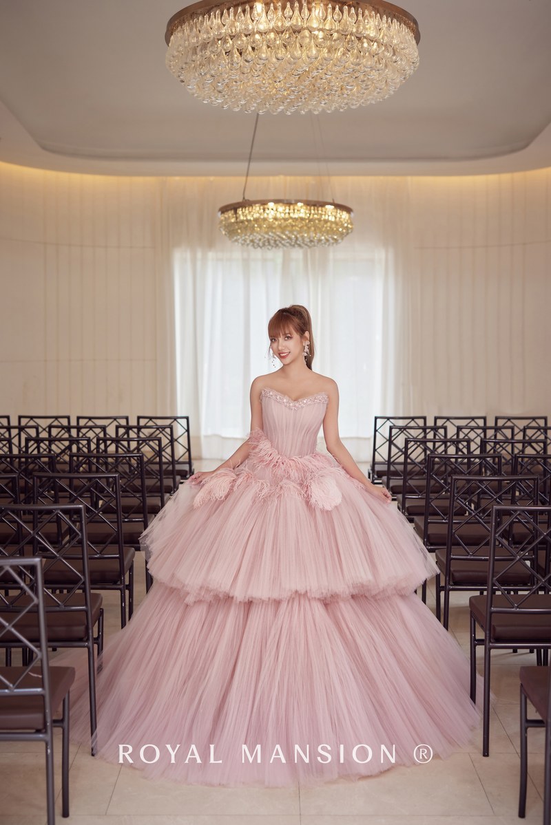 柔霧粉珠鑽羽毛大圓澎裙婚紗|ROYAL MANSION 蘿亞結婚精品