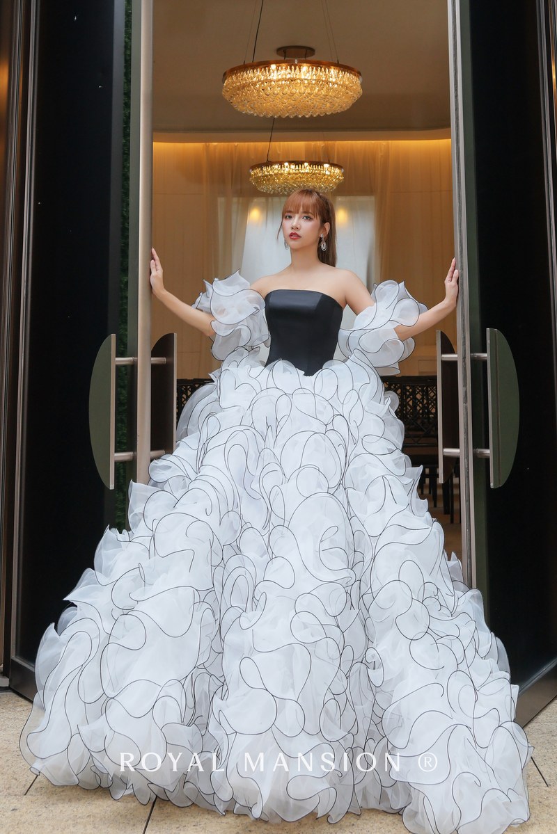 黑色平口馬甲白色立體荷葉撞色婚紗|ROYAL MANSION 蘿亞結婚精品