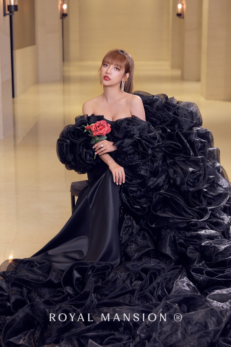 黑色桃心領魚尾婚紗與立體黑玫瑰拖尾|ROYAL MANSION 蘿亞結婚精品
